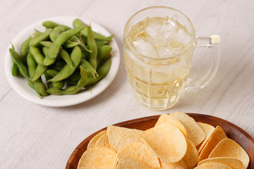 お酒と枝豆とポテトチップス
