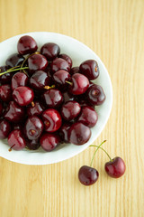 테이블 위의 맛있는 체리