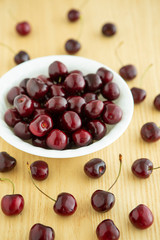 테이블 위의 맛있는 체리