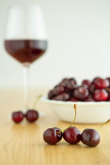테이블 위의 레드 와인과 체리