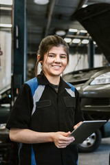 Obraz na płótnie Canvas Happy female car mechanic
