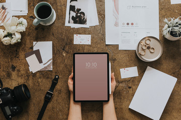 Naklejka premium Feminine desk flatlay