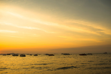 Fototapeta na wymiar Sunrise over sea at pattaya thailand.