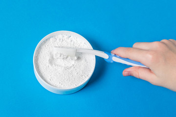 The child picks up the tooth cleaning powder on a silicone toothbrush.