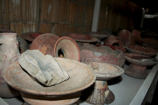 Plato de cer&aacute;mica de culturas antiguas del Ecuador