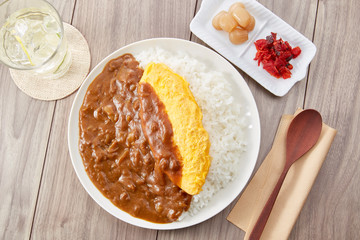 カレーライスにオムレツをトッピング-オムレツカレー