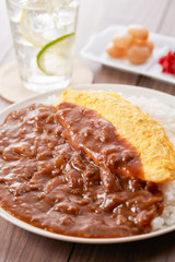 カレーライスにオムレツをトッピング-オムレツカレー