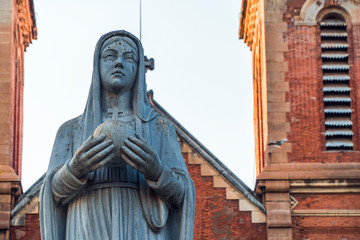Obraz premium Saigon Notre-Dame Cathedral Basilica (Basilica of Our Lady of The Immaculate Conception) on blue sky background in Ho Chi Minh city, Vietnam. Ho Chi Minh is a popular tourist destination of Asia.