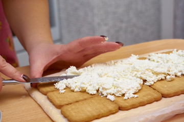 Put the cottage cheese and spread the cookies. Cooking cake 