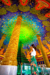 タイランドはバンコクにあるワットパックナーム、キラキラと美しいお寺です。