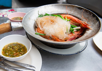 Shrimp potted with vermicelli, Baked shrimp with Glass Noodles, Spring onion, garlic Served with seafood sauce 