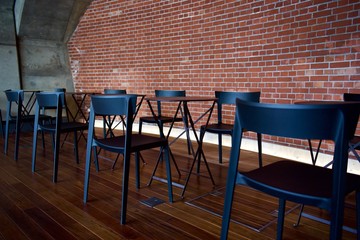 ホールに並べられた椅子とテーブル