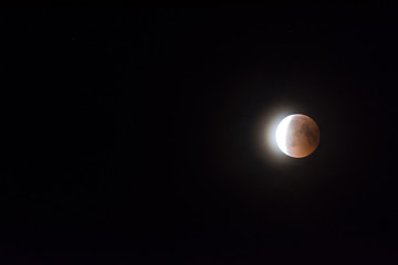 helle sichel bei einer mondfinsternis am himmel