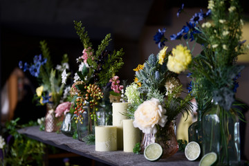 棚に並べられた花とキャンドル