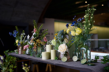 棚に並べられた花とキャンドル