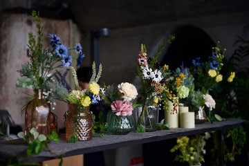 Fototapeta na wymiar 棚に並べられた花とキャンドル