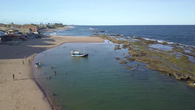 Imagem A&eacute;rea da Praia de Arembepe, Costa de Cama&ccedil;ari, Regi&atilde;o Metropolitana de Salvador, Bahia, Brasil