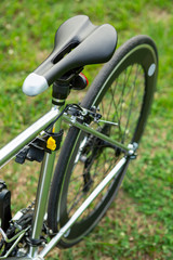 Fototapeta na wymiar 야외 공원 목초지에 세워진 자전거