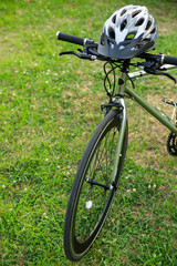 야외 공원 목초지에 세워진 자전거