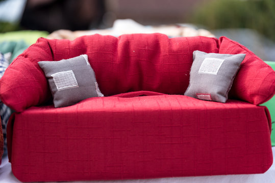 Couch - Taschentuchbox als rotes Sofa