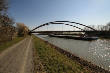 Obraz premium Elbe-Seiten-Kanal bei Lüneburg