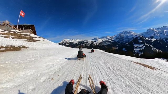 Schlittenfahrt auf einer kleinen Kugel, 360&deg; Grad 