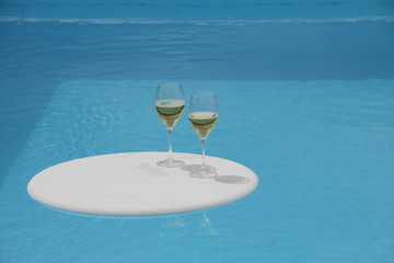 Champagne, prosecco, vino bianco in piscina relax luxury