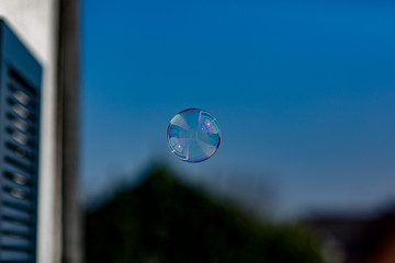 Seifenblase am blauen Himmel 