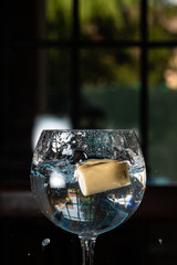 Tappo lanciato nel bicchiere d'acqua