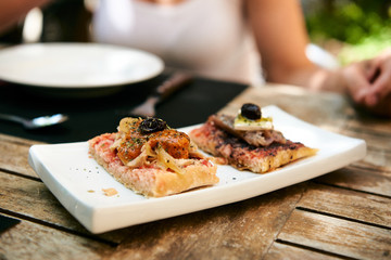 Spanische Tapas im Sommer Urlaub auf der Restaurant Terrasse 