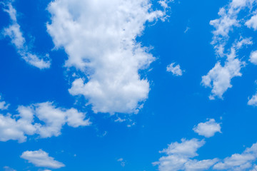 Obraz premium 【写真素材】 青空 空 雲 春の空 背景 背景素材 4月 コピースペース 
