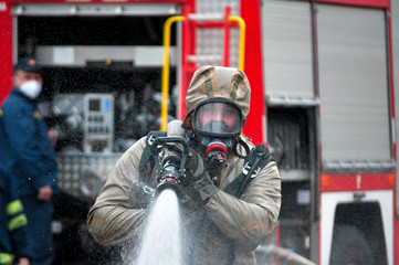 Obraz premium rescue team disinfecting street with special decontaminating liquid solution while covid disaster from fire engine