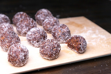 Raw energy balls, all natural healthy raw energy bites