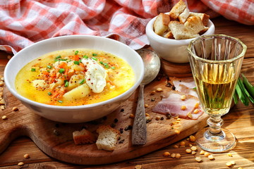 Pea soup with pepper and breadcrumbs
