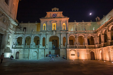 Fototapeta premium Night view of the baroque Piazza Duomo in Lecce in Puglia, Italy.