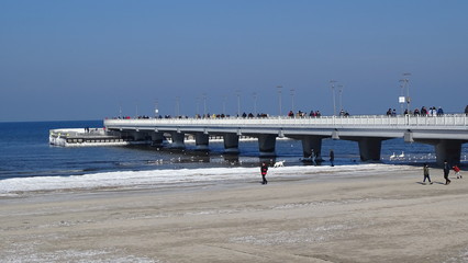 Obraz premium Zima na plaży w Kołobrzegu - molo 