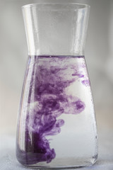 Bunte Tropfen färben Wasser im Labor