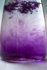 Bunte Tropfen färben Wasser im Labor
