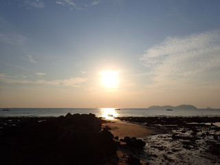 マレーシアの海岸から眺める夕日