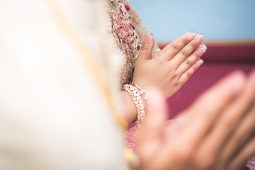 Hand Pay respect in ceremony