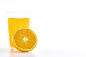 Orange juice and slices of orange
