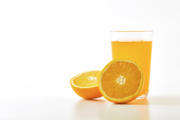 Orange juice and slices of orange