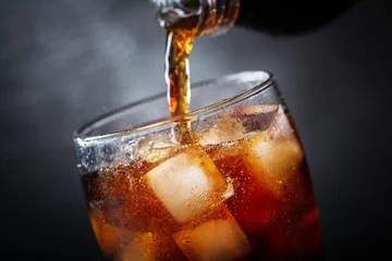 Erfrischungsgetränk, Cola in Glas gießen © Nitr