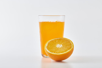 Orange juice and slices of orange