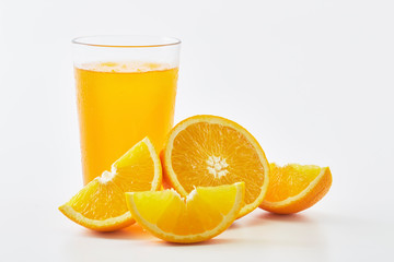 Orange juice and slices of orange