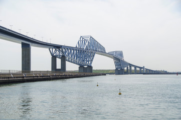 Fototapeta premium 東京湾の入口に掛かるゲートブリッジ