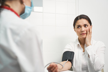 Obraz premium Young brunette girl looking at her practitioner