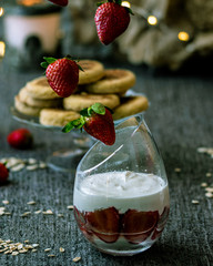 un magnifique dessert avec de la crème, fraise et biscuits  