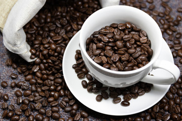 Fototapeta premium Coffee beans, white coffee mugs on the table