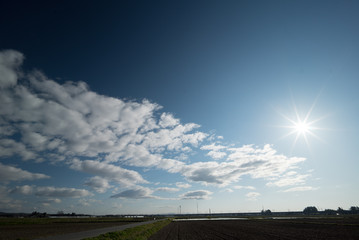 真っ青な空と流れるような雲